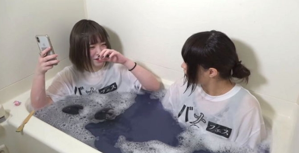 유리병에'목욕한 물' 담아 100만 원 팔았던 여자 아이돌