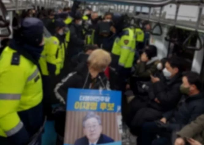 장애인 단체가 지하철에서 연일 시위를 벌이고 있다. 4일 서울교통공사에 따르면 전국장애인차별철폐연대(전장연)은 이날 오전 7시 30분부터 서울지하철 4호선 한성대입구역에서 시위를 시작했다. 이들은 한성대입구�