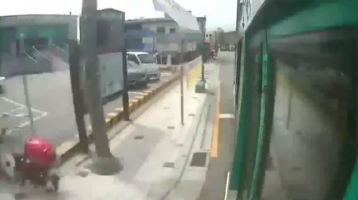 실시간 커뮤니티 대폭발한 버스 자해공갈녀 사태 (+얼굴)