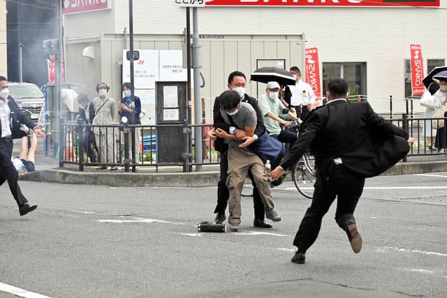 8일 일본 아베 신조 전 총리를 총격 피습한 용의자의 사진과 정보가 공개됐다. 수사 관계자에 따르면 이 남성은 나라시현에 사는 야마가미 테츠야(41)로 범행 직후 살인 미수 혐의로 경찰에 체포됐다. 남성은 현재 무직으로 밝혀�