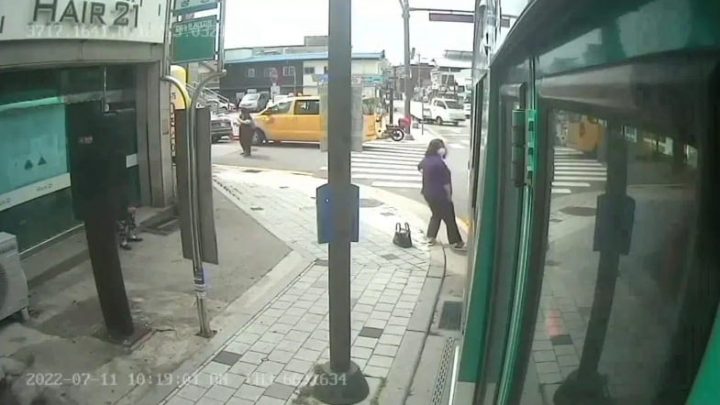 용인 에버랜드 인근 동네 버스 정류장에서 한 여성이 버스에서 하차 후 뒷바퀴에 발을 집어 놓고 버스가 출발할 때까지 버티는 일이 벌어졌다. 여러 온라인 커뮤니티에는 에버랜드 인근 정류장까지 운행되는 한 버스 CCTV 영