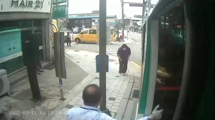 용인 에버랜드 인근 동네 버스 정류장에서 한 여성이 버스에서 하차 후 뒷바퀴에 발을 집어 놓고 버스가 출발할 때까지 버티는 일이 벌어졌다. 여러 온라인 커뮤니티에는 에버랜드 인근 정류장까지 운행되는 한 버스 CCTV 영