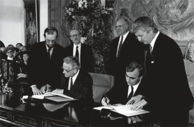 과거 동독, 서독 재무부장관들이 각자 조약에 서명하는 모습