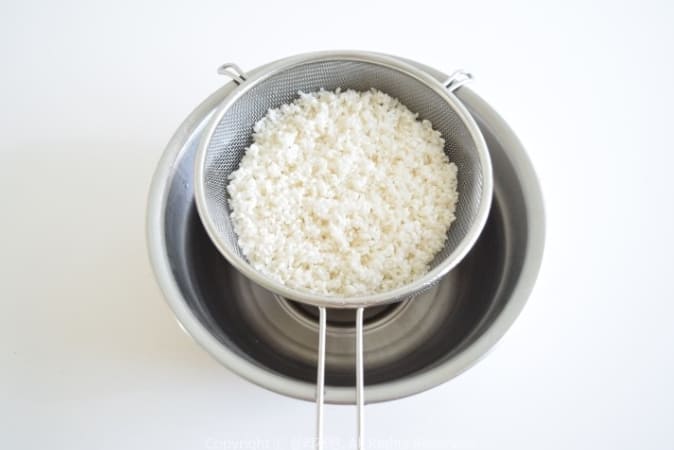 물로 씻은 쌀 담가두고 충분히 불리기