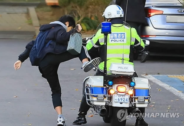 올해 수능에는 경찰 오토바이로 수험생 데려다 주지 않는다
