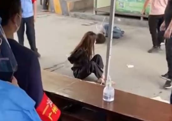 마스크 안 썼다고 여성 제압해 길거리에 무릎 꿇게 한 중국 방역 당국