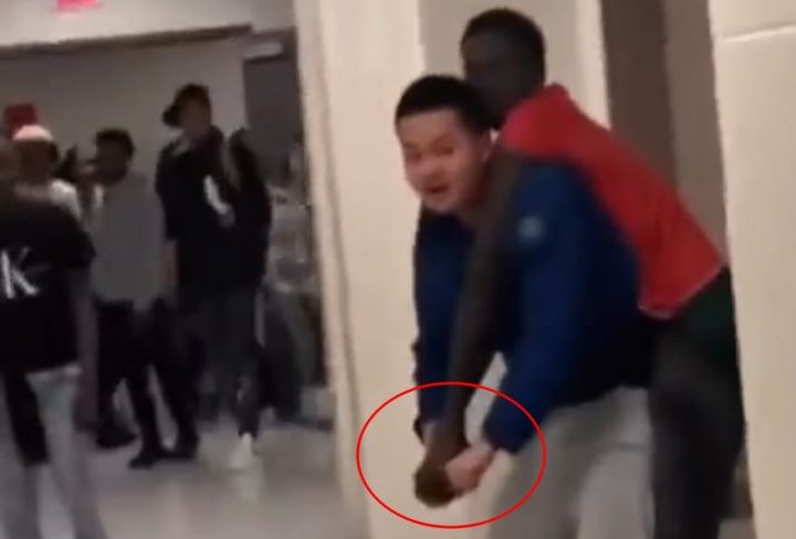 흑인 학생 무차별 칼부림 폭행으로 맨손으로 칼 잡은 동양 학생