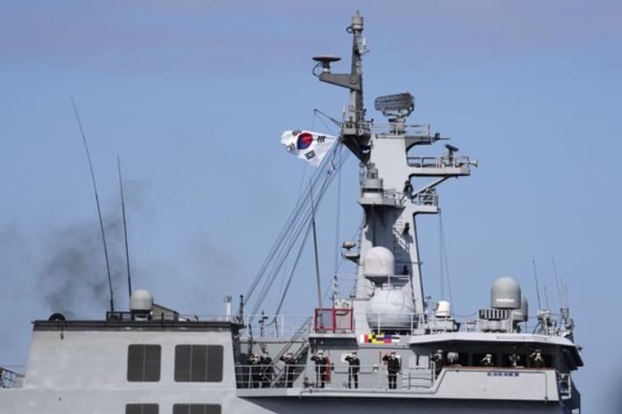 욱일기 아니라 일본 총리 타 있는 군함에 경례한 것 국방장관