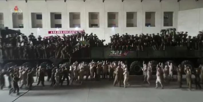 수십 명 군인들, 김정은에 환호하다 추락