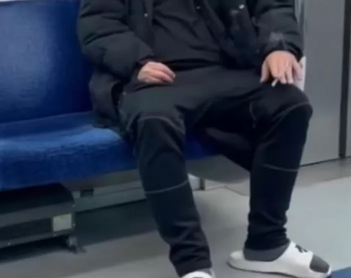 보배드림에 올라온 지하철 1호선 '턱스크' 흡연 빌런... 어르신이 말려도 무시했다