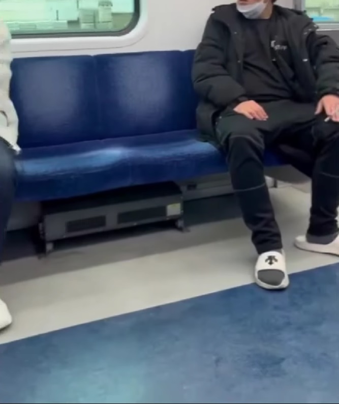 보배드림에 올라온 지하철 1호선 '턱스크' 흡연 빌런... 어르신이 말려도 무시했다