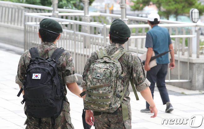 게이 동성 군인 성관계 부대 밖이면 처벌 안하는 방침 검토 중인 국방부 (내용)