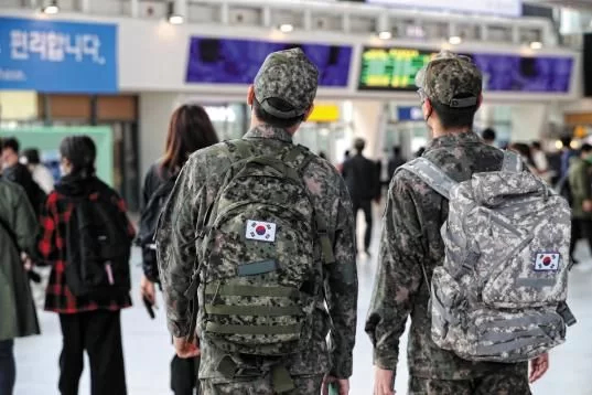 게이 동성 군인 성관계 부대 밖이면 처벌 안하는 방침 검토 중인 국방부 (내용)