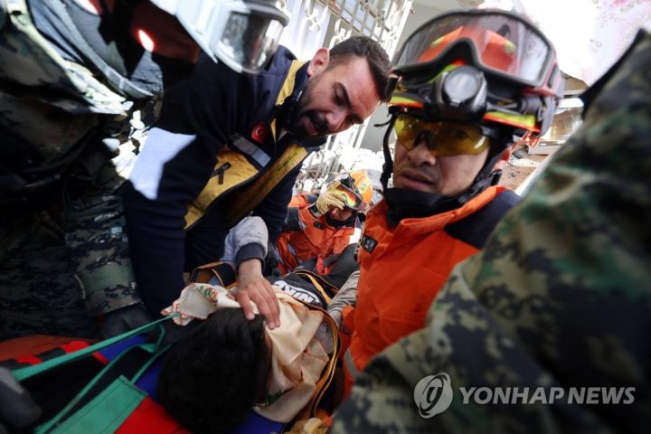 튀르키예 지진 한국구조대 텐트에 현지인 작성 한글 가슴 뭉클해지는 이유 (사진)
