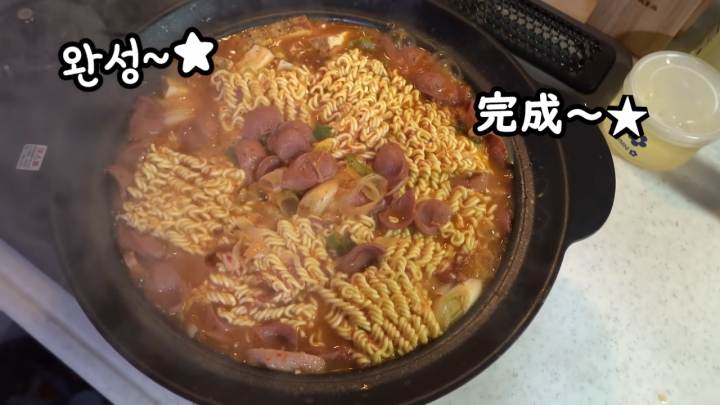한국식 부대찌개 난생 처음 본 일본인이 한입 먹자마자 내뱉은 의외의 반응 (+사진)