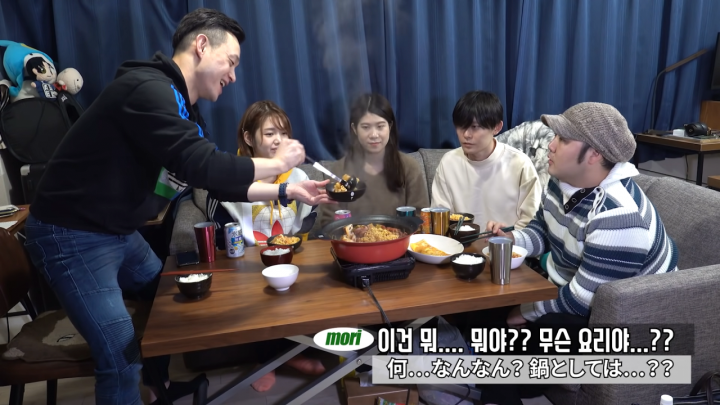한국식 부대찌개 난생 처음 본 일본인이 한입 먹자마자 내뱉은 의외의 반응 (+사진)