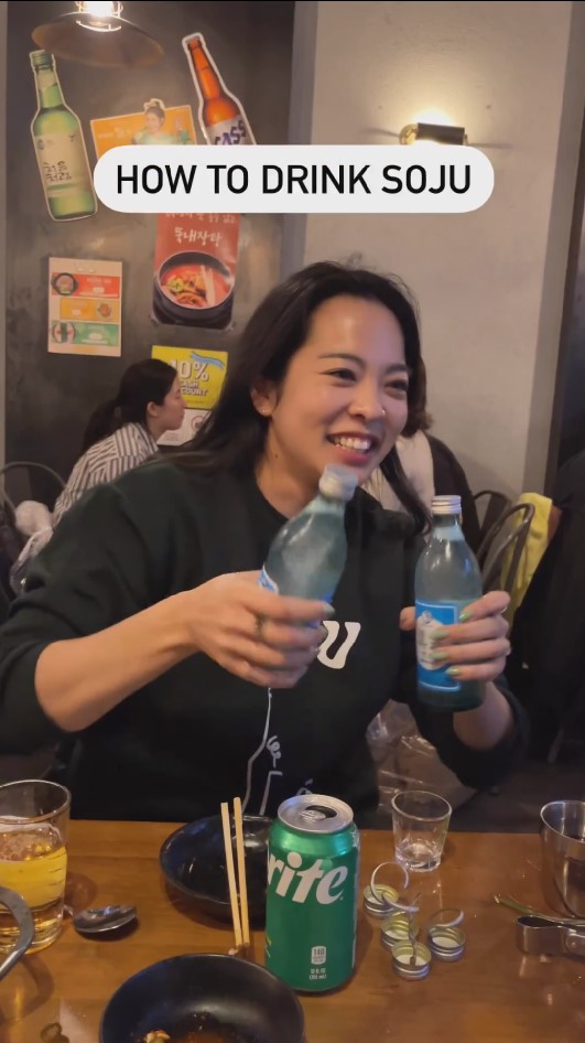 '한국인이 소주 마시는 특별한 방식' 공개되자 해외 누리꾼 댓글 반응 폭발한 이유 (+번역)